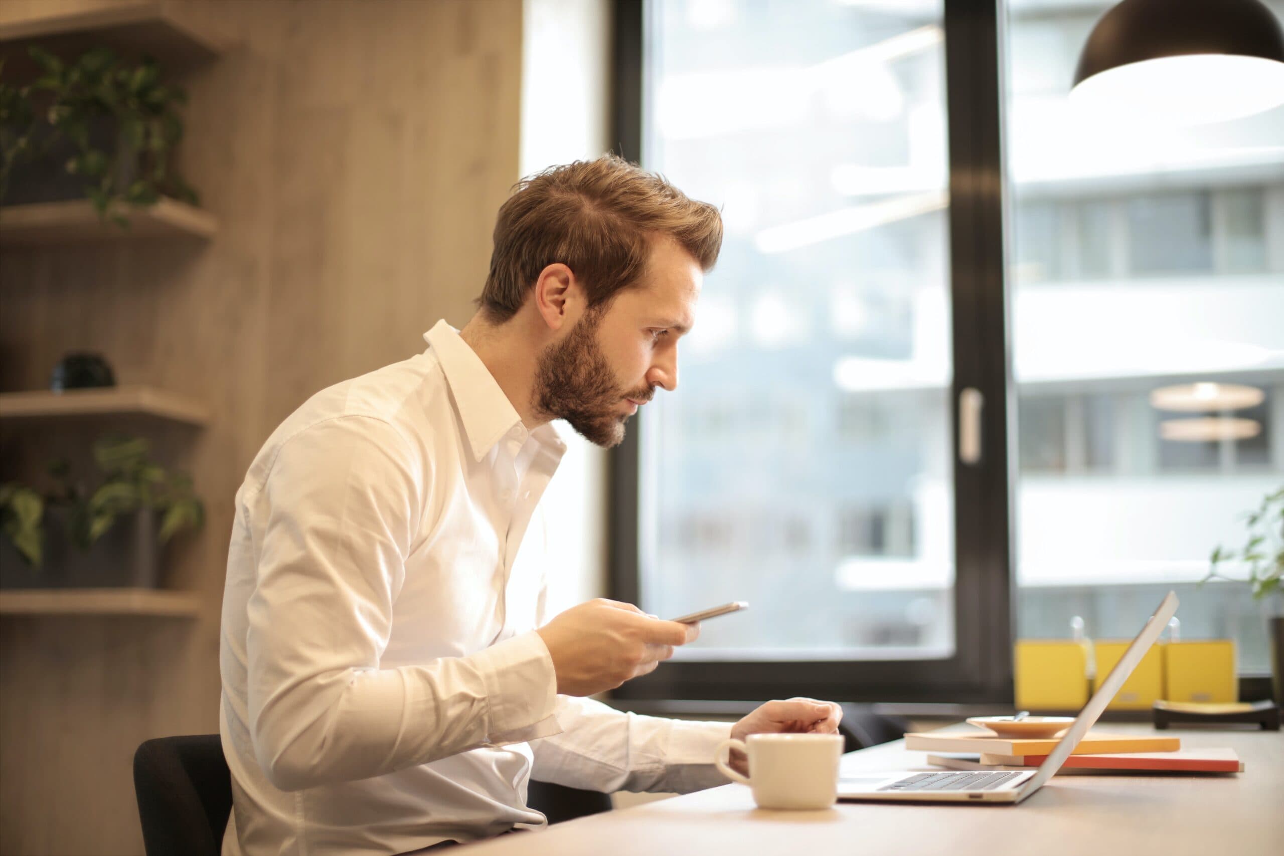 office-worker-measuring-incrementality