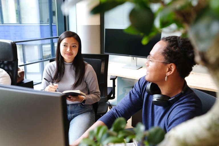 How to pick the best digital shelf optimization vendor | CPG-team-in-front-of-whiteboard